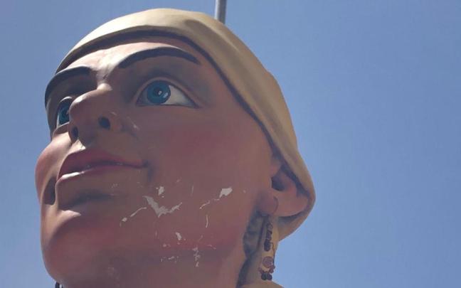 El rostro de la giganta 'Runa', tras la caída al golpearse con una marquesina.