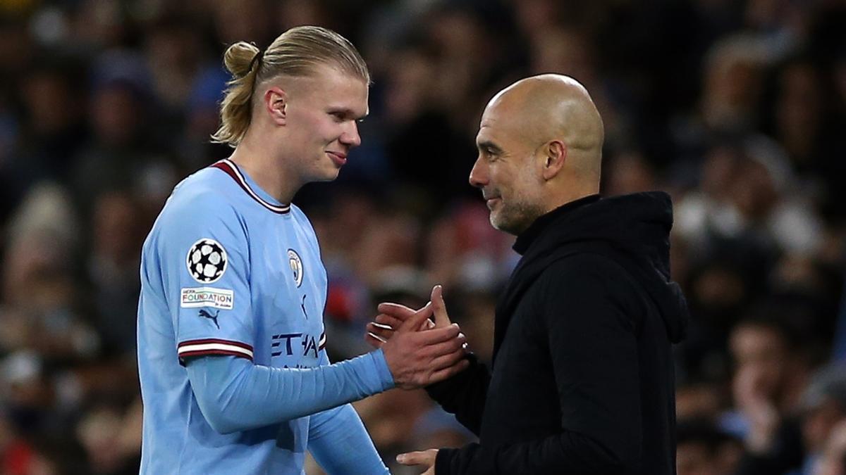 Guardiola sonríe en el momento de sacar a Haaland del campo tras la exhibición del noruego.