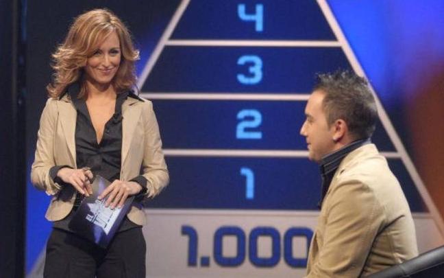 Emma García, con un participante de 'El juego de tu vida'. Emma García, con un participante de 'El juego de tu vida'.