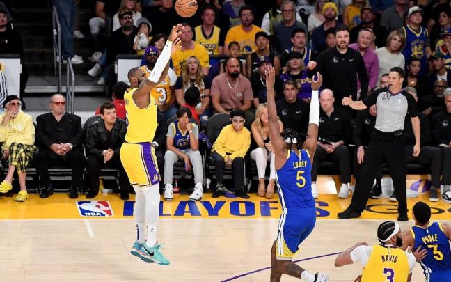 LeBron James lanza a canasta LeBron James lanza a canasta