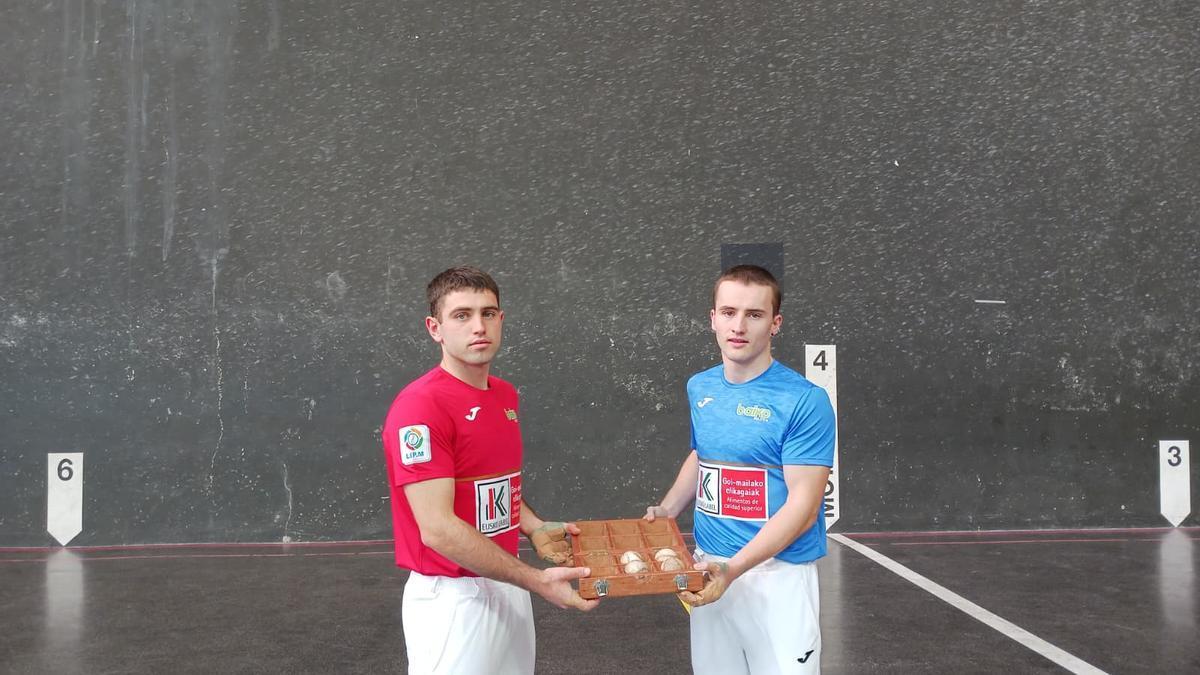 Foto de Beñat Senar y Unai Amiano en el frontón Uranzu de Irun.