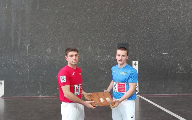 Foto de Beñat Senar y Unai Amiano en el frontón Uranzu de Irun.