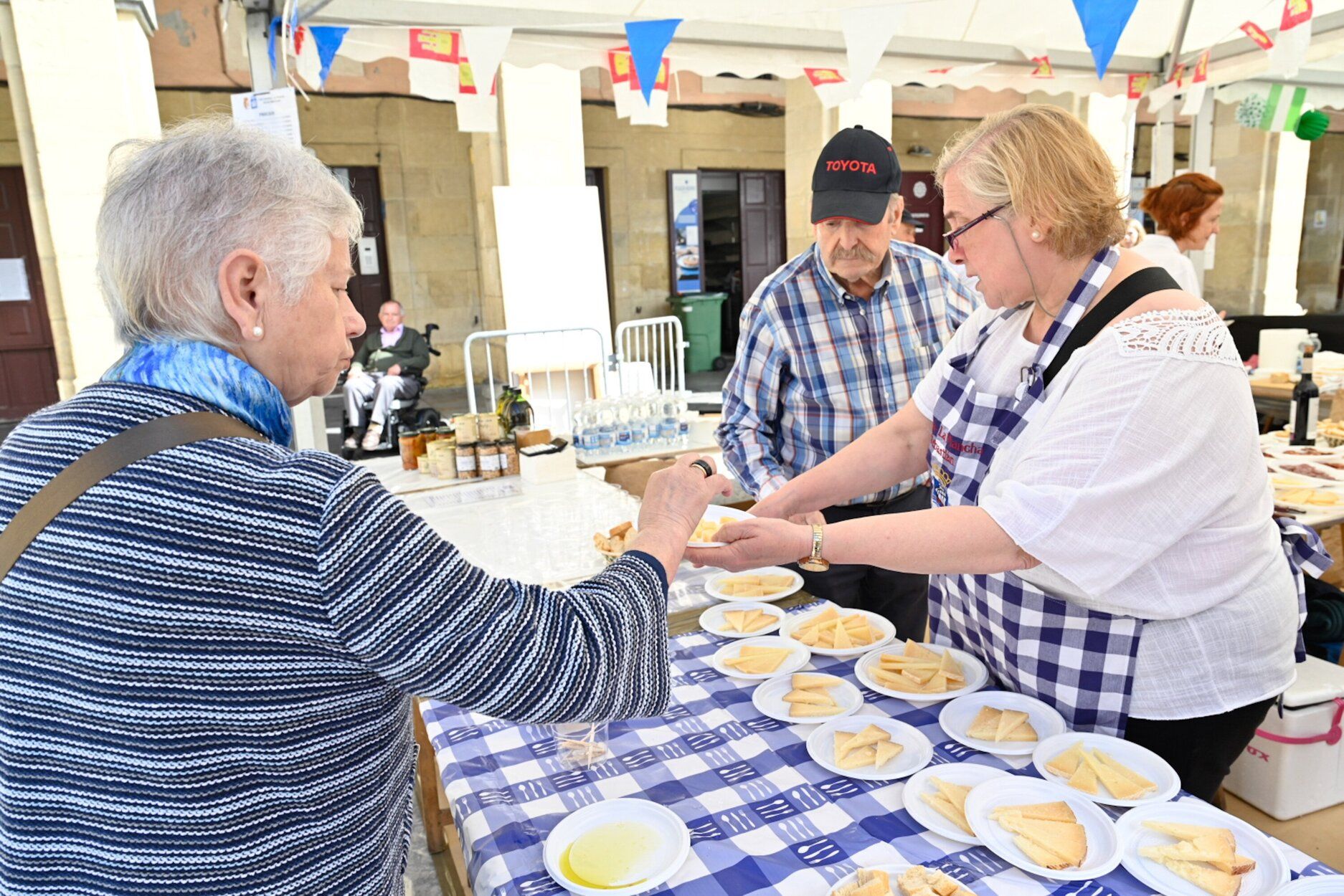 El inconfundible queso manchego fue uno de los manjares que el público pudo degustar.
