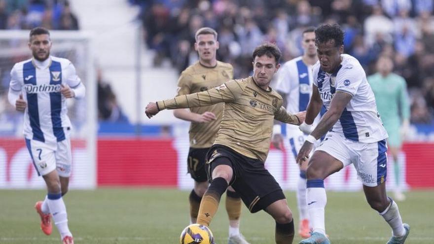 Zubimendi pugna con Tapia durante el Leganés-Real de la primera vuelta