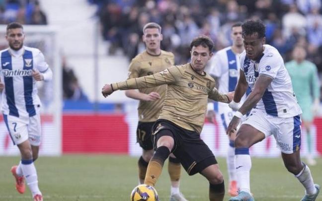 Zubimendi pugna con Tapia durante el Leganés-Real de la primera vuelta