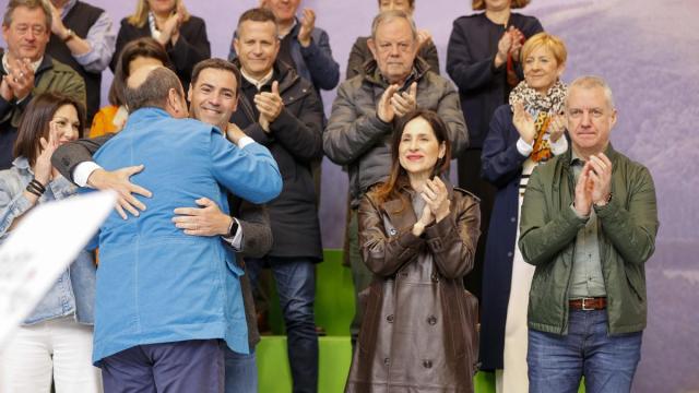 Pradales se abraza con Ortuzar durante la celebración del Aberri Eguna este domingo.