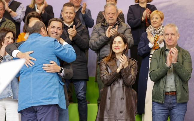 Pradales se abraza con Ortuzar durante la celebración del Aberri Eguna este domingo.