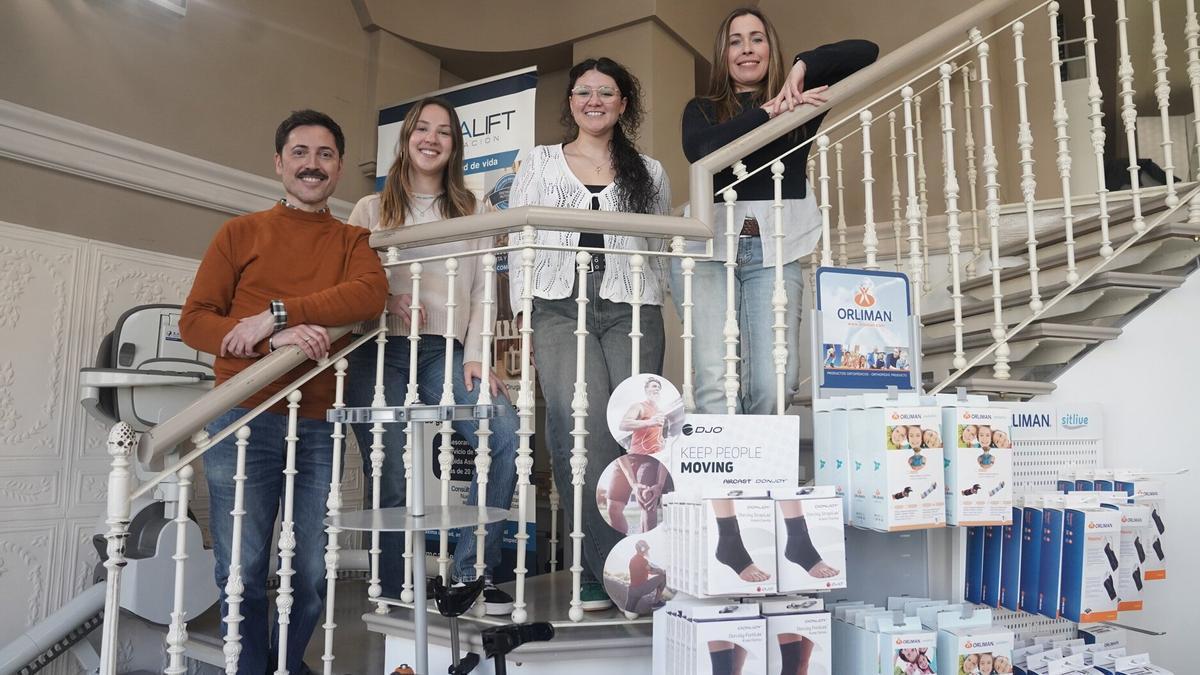 El equipo de profesionales, técnicos ortopédicos, de Ortoberri. Los hermanos Mikel y Carolina García, primero y última en la foto.