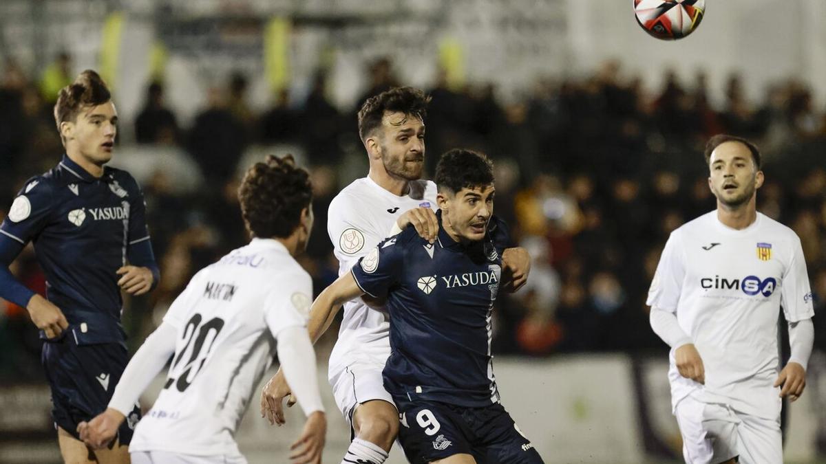 Carlos Fernández, en un momento del duelo copero ante el Buñol. / ANA ESCOBAR / EFE