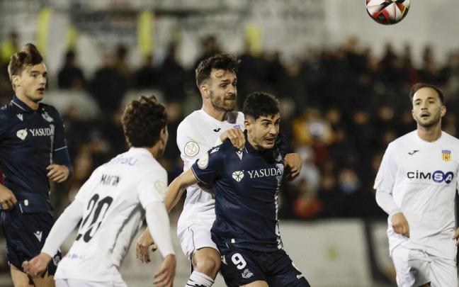 Carlos Fernández, en un momento del duelo copero ante el Buñol. / ANA ESCOBAR / EFE