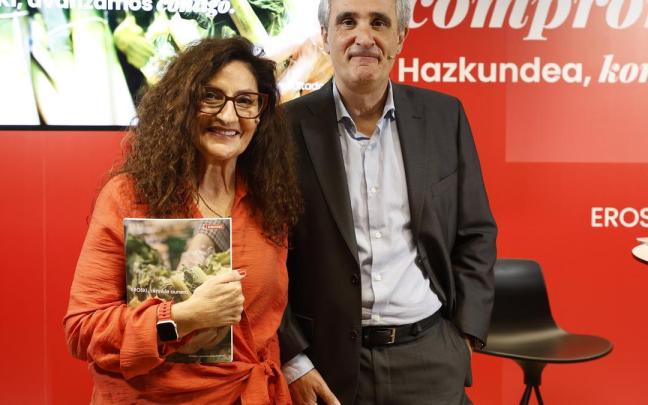 Rosa Carabel y Josu Mugarra, en la presentación de los resultados.