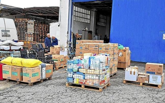 Parte del cargamento para enviar a Ucrania en las instalaciones de Ayuda Contenedores.