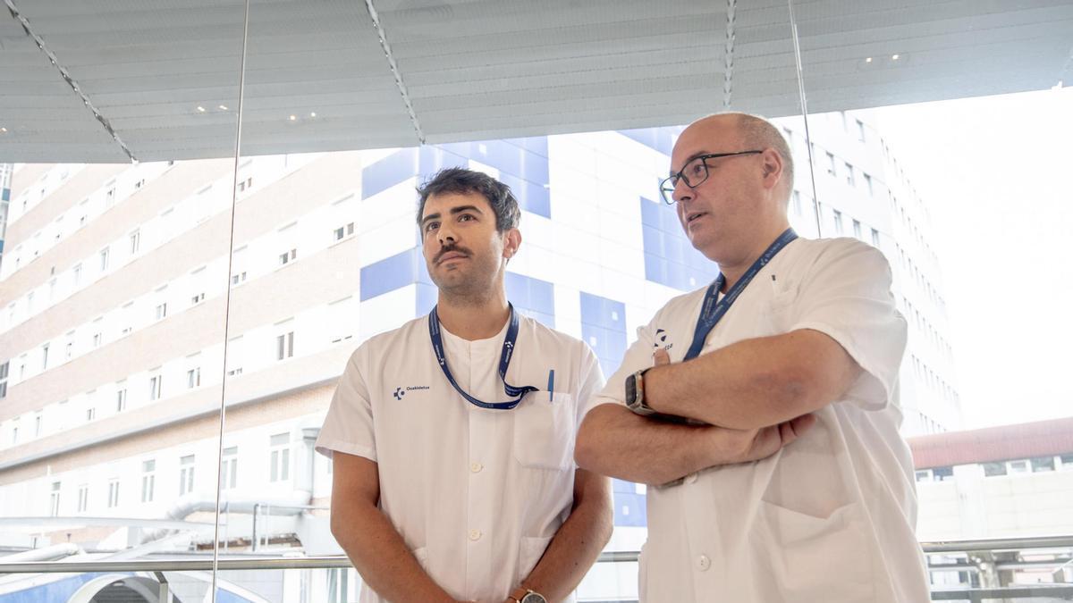 Rueda de prensa del jefe del servicio de Anestesia-Reanimación del hospital de Cruces, Gorka Ojinaga (d), y del médico adjunto del servicio, Iker Castelo (i), para ofrecer una valoración de la situación del padre y el hijo.