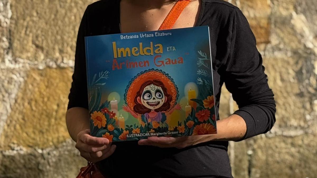 Betzaida Urtaza con el cuento 'Imelda y El Día de los Muertos'