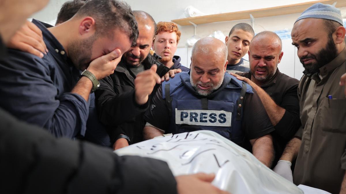 El responsable de Al Jazeera en Gaza, Wael Al-Dahdouh, es consolado por sus compañeros durante el funeral de su hijo, también reportero de la cadena, asesinado en Gaza.