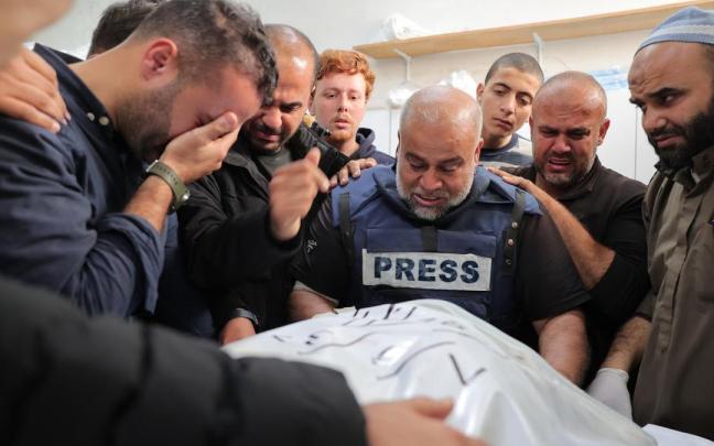 El responsable de Al Jazeera en Gaza, Wael Al-Dahdouh, es consolado por sus compañeros durante el funeral de su hijo, también reportero de la cadena, asesinado en Gaza.
