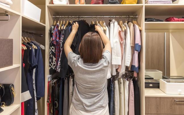Una mujer ordena un armario.