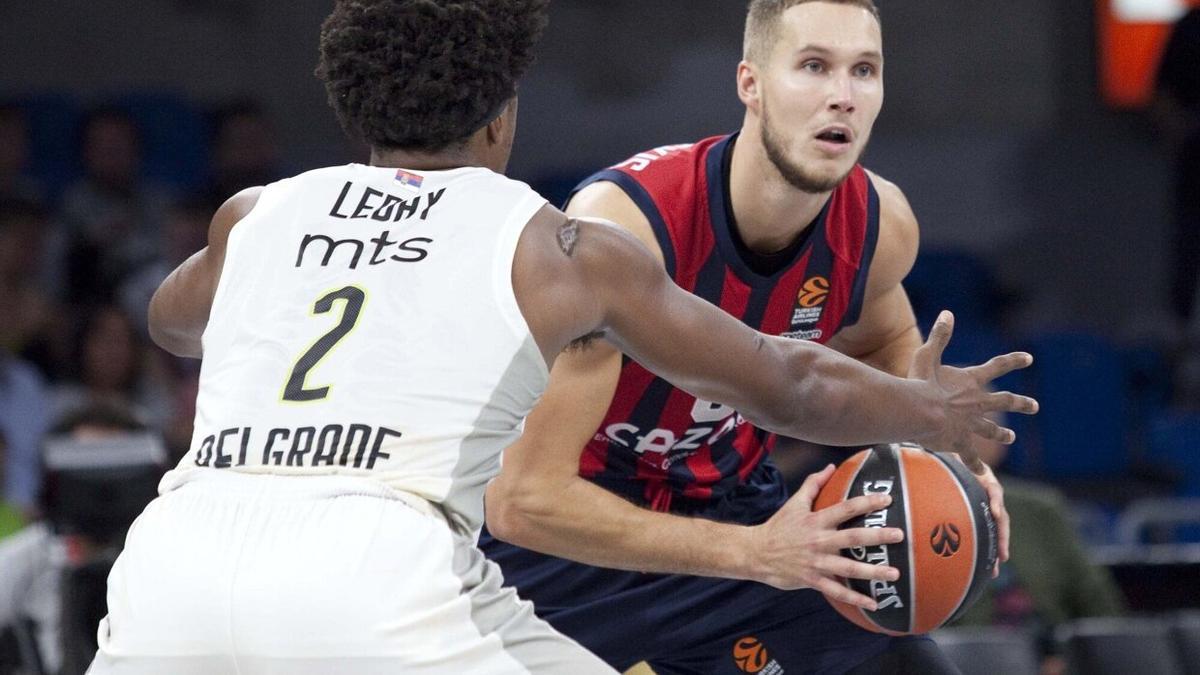 Tadas Sedekerskis trata de dar un pase ante la defensa de Leday, durante el choque entre el Baskonia y el Partizan