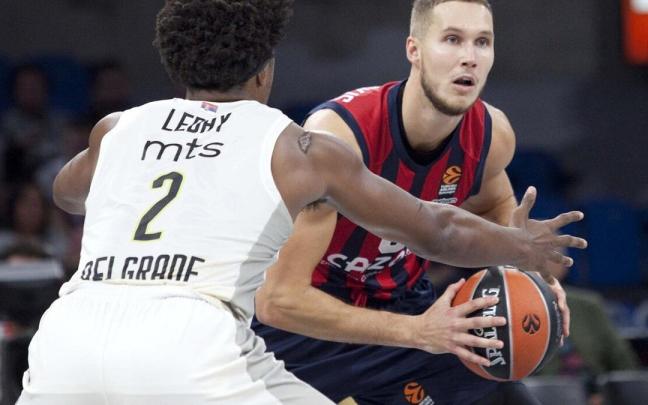 Tadas Sedekerskis trata de dar un pase ante la defensa de Leday, durante el choque entre el Baskonia y el Partizan Tadas Sedekerskis trata de dar un pase ante la defensa de Leday, durante el choque entre el Baskonia y el Partizan