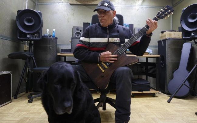 Ibon Casas, en su estudio de Hernani.