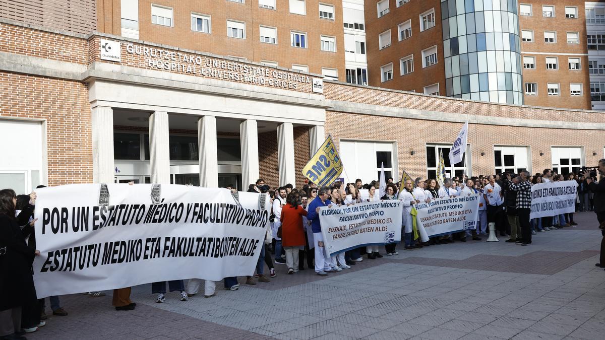 Concentración de médicos en el Hospital de Cruces en Barakaldo durante la primera jornada de huelga por un estatuto marco propio.