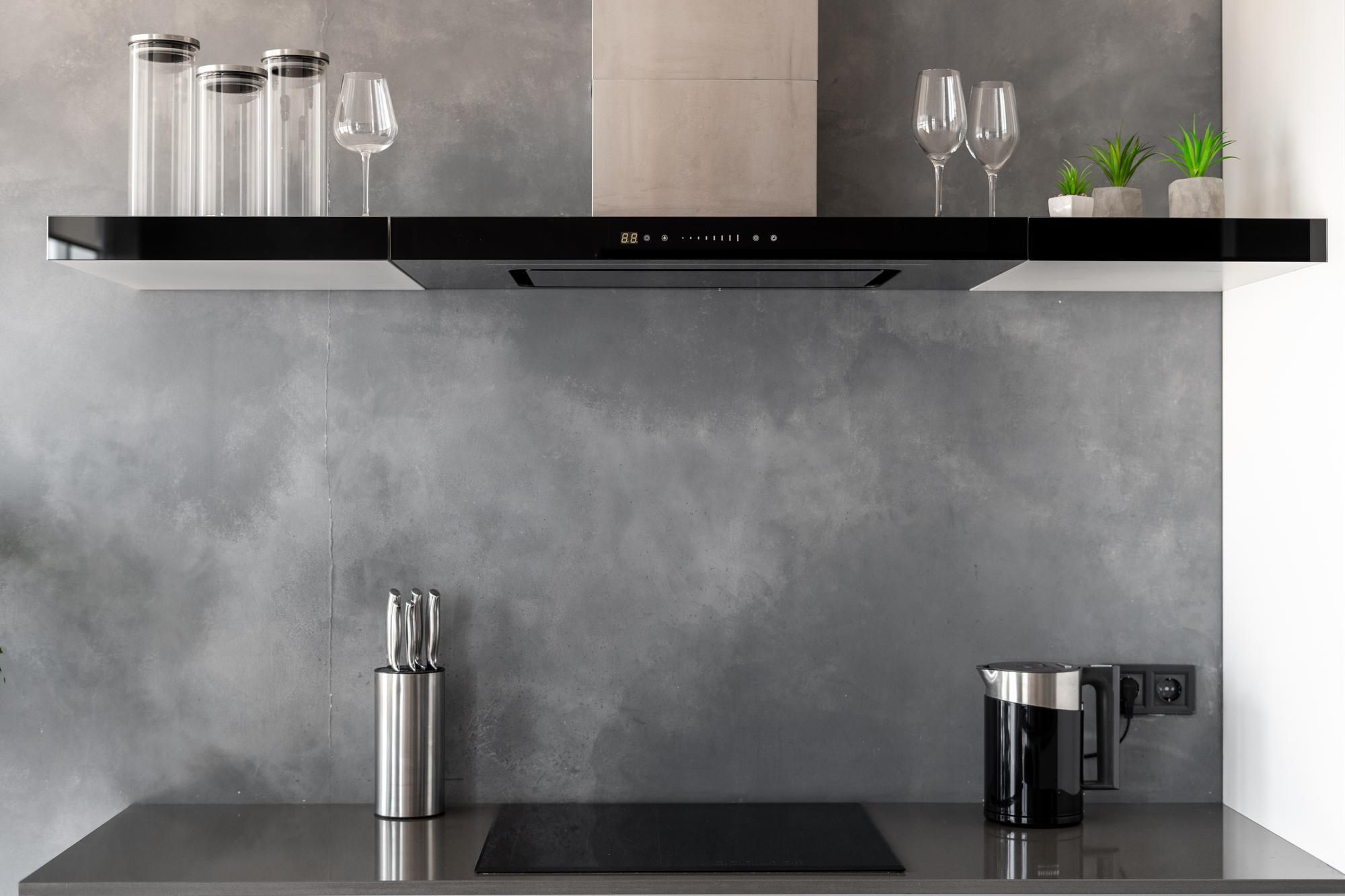 Cocina moderna con placa vitrocerámica y campana extractora.