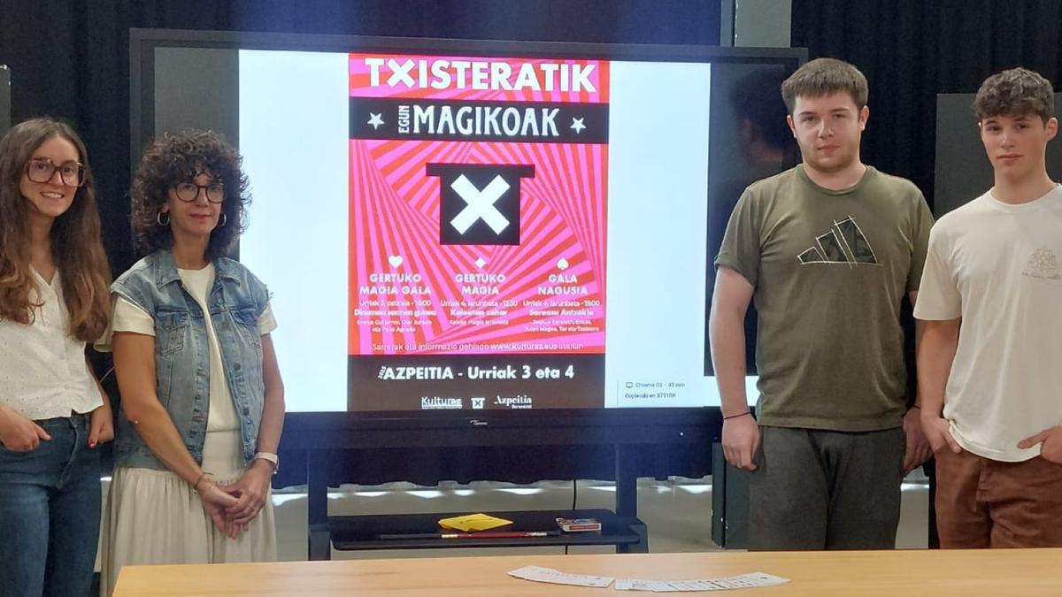 Representantes del Ayuntamiento, Kulturaz y la asociación Txisteratik presentaron el festival de magia.