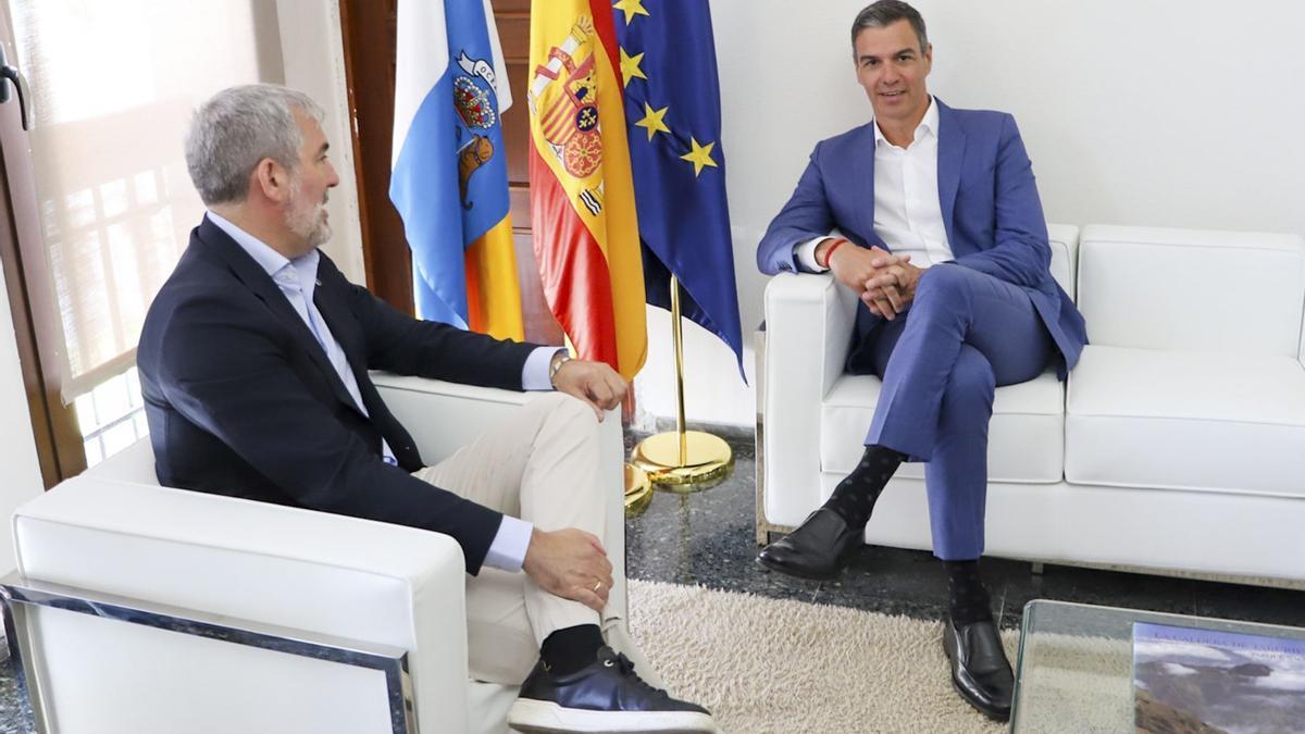 Sánchez junto al presidente canario en la reunión que mantuvieron la semana pasada sobre la crisis migratoria en Canarias.