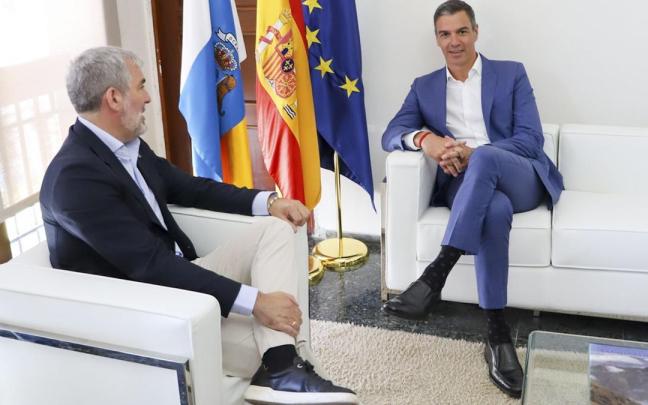 Sánchez junto al presidente canario en la reunión que mantuvieron la semana pasada sobre la crisis migratoria en Canarias. / EFE Sánchez junto al presidente canario en la reunión que mantuvieron la semana pasada sobre la crisis migratoria en Canarias.