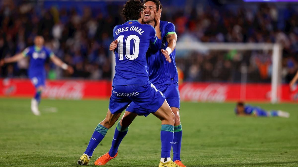 Enes Ünal celebra su gol