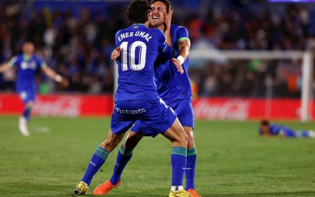 Enes Ünal celebra su gol