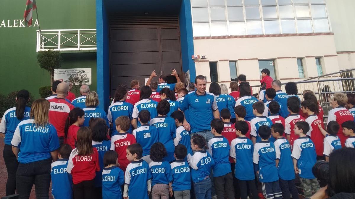 Los aficionados de Mallabia con Aitor Elordi frente al frontón.