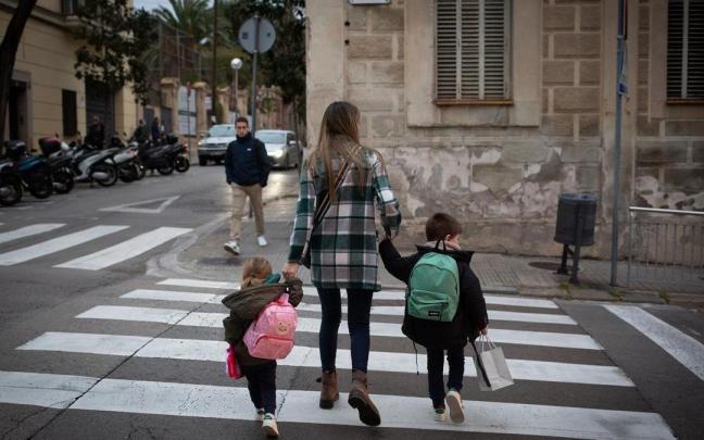 Dos niñas de la mano con su madre. / EP Dos niñas de la mano con su madre.