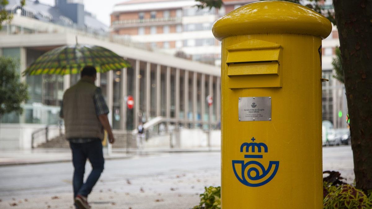 Imagen de un buzon de correos en el centro de Vitoria.