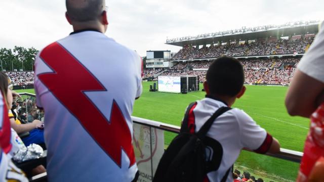 Los aficionados del Rayo ven en el estadio de Vallecas la final de la Conference League que disputó el equipo madrileño.