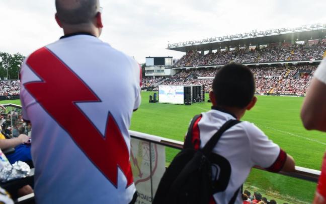 Los aficionados del Rayo ven en el estadio de Vallecas la final de la Conference League que disputó el equipo madrileño.