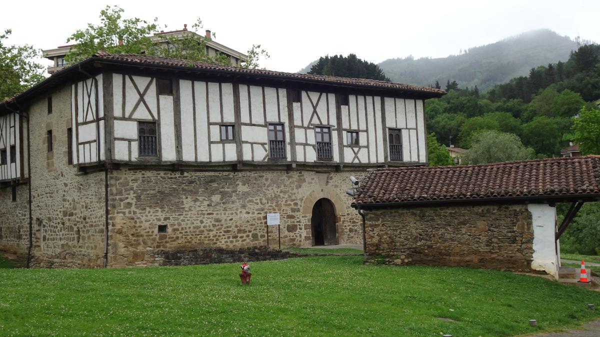 El palacio de Igartza y la capilla de Nuestra Señora de Belén forman parte de un impresionante conjunto monumental que muestra la primitiva industria de la comarca.