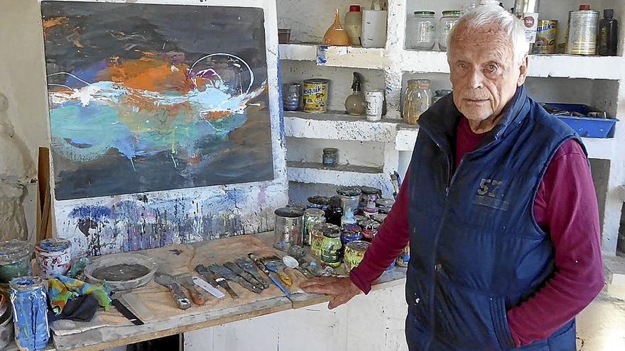 Luziano tiene 91 años pero continúa pintando en su estudio de Madrid. | FOTO: MIGUEL RUIZ-POVEDA