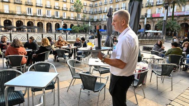 Terrazas llenas en la Plaza Nueva de Bilbao