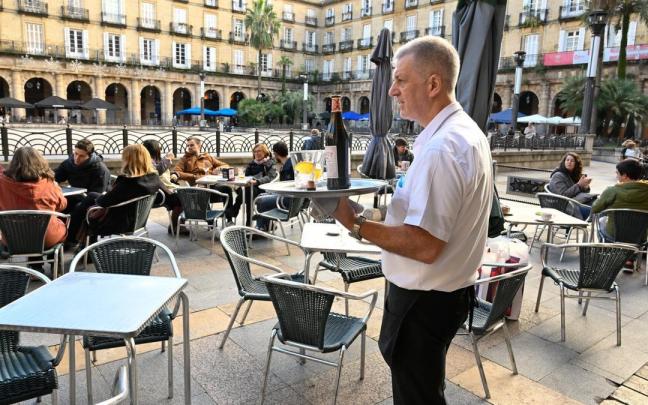Terrazas llenas en la Plaza Nueva de Bilbao