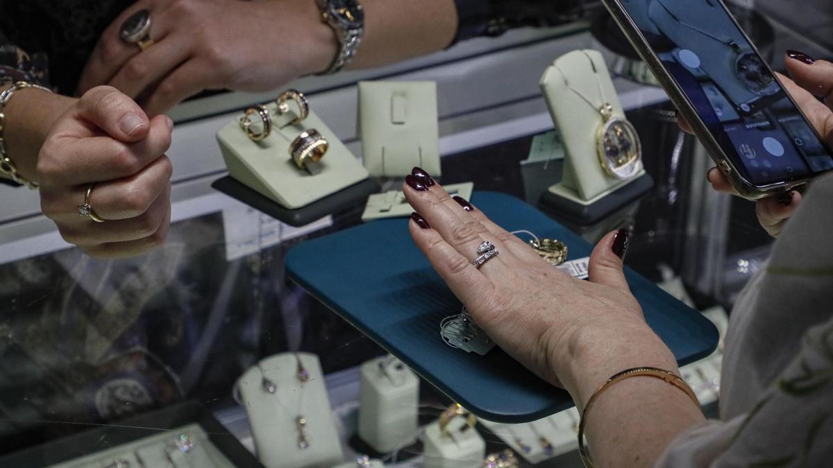 Una mujer se prueba un anillo de diamantes durante una exposición de esta industria, en Moscú