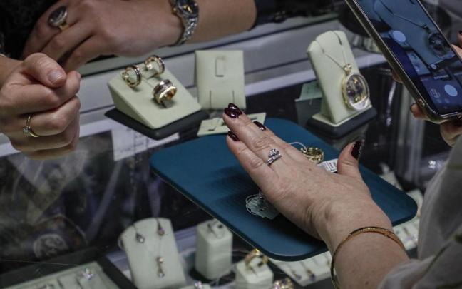 Una mujer se prueba un anillo de diamantes durante una exposición de esta industria, en Moscú