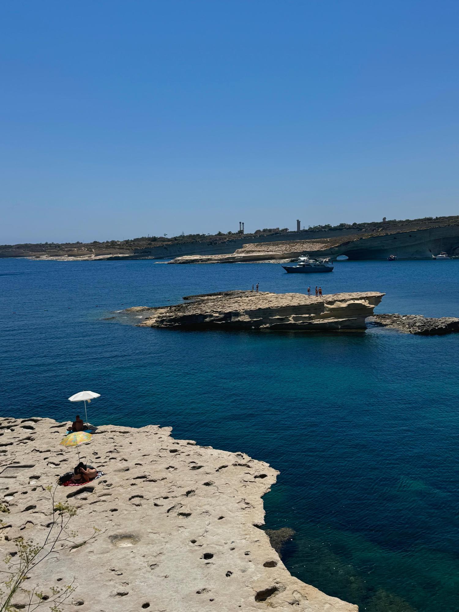 La escarpada costa de Xrobb l-Ghagin.