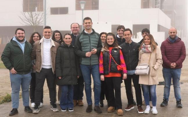 El cabeza de lista del PNV por Araba, Joseba Díez Antxustegi, ayer, en el centro de la imagen.