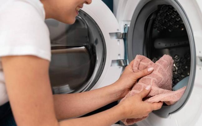 Ni tender la ropa ni utilizar la secadora: el truco de tu lavadora que te facilitará la vida / Freepik Ni tender la ropa ni utilizar la secadora: el truco de tu lavadora que te facilitará la vida