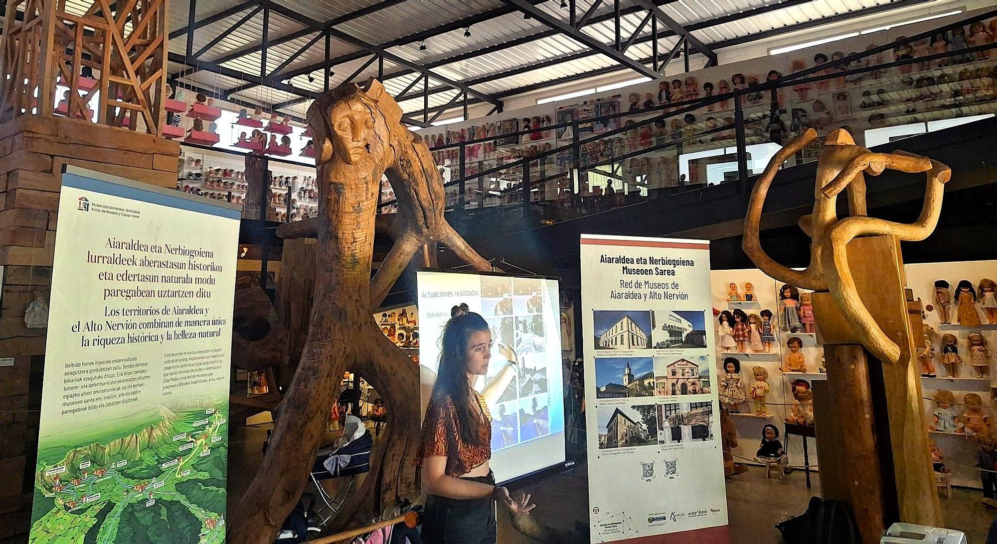 Presentación del material de promoción turística de la nueva ruta de museos y casas torre de Aiaraldea y Alto Nervión en el Taller Museo Santxotena de Artziniega
