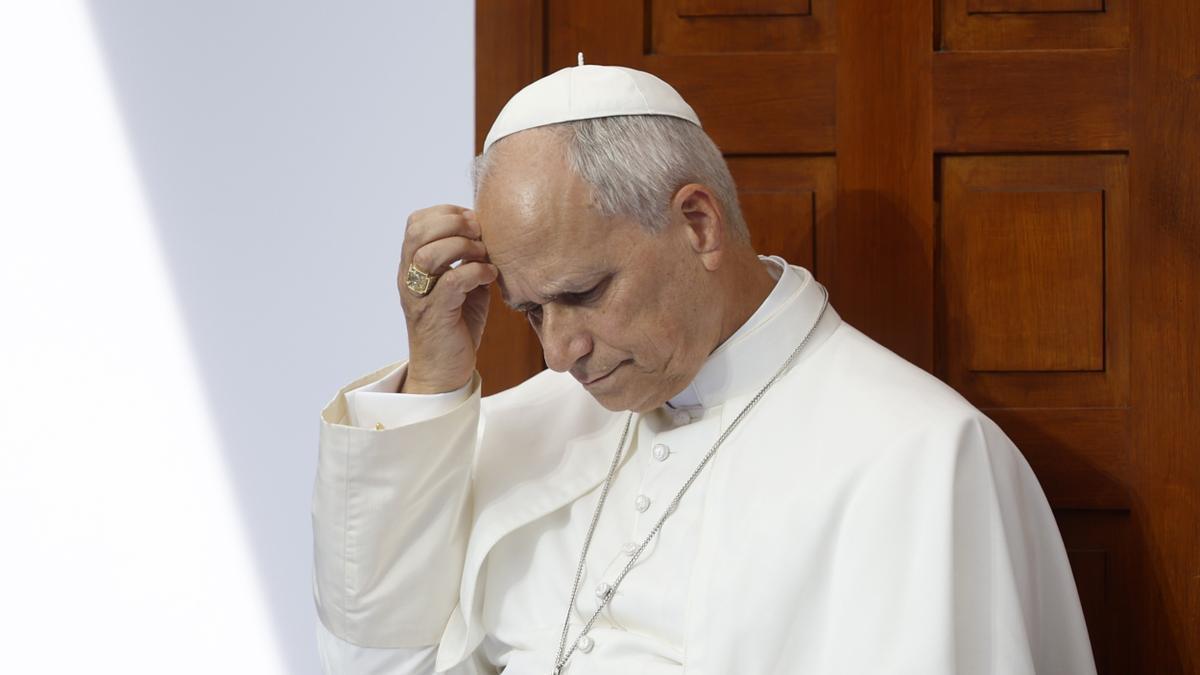 El Papa León XIV se muestra pensativo durante su visita al santuario de Lourdes, en Francia.