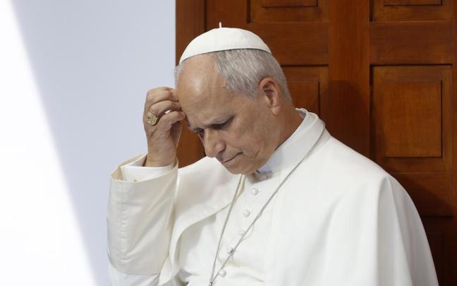 El Papa León XIV se muestra pensativo durante su visita al santuario de Lourdes, en Francia.