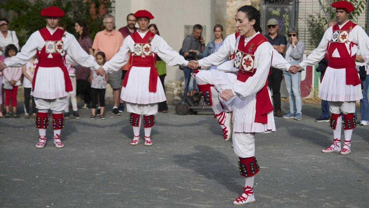 El Duguna Dantza Taldea baila la tradicional soka dantza