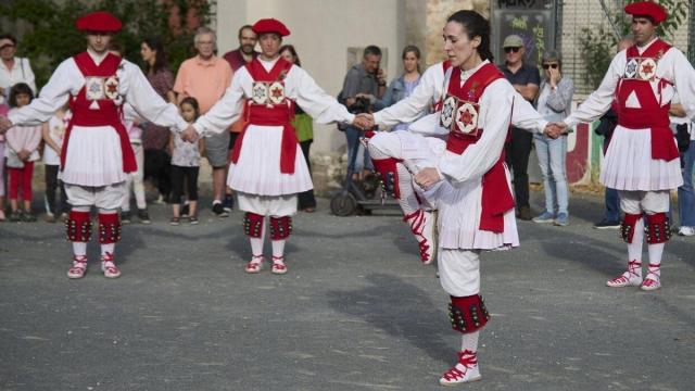 El Duguna Dantza Taldea baila la tradicional soka dantza / Iñaki Porto El Duguna Dantza Taldea baila la tradicional soka dantza